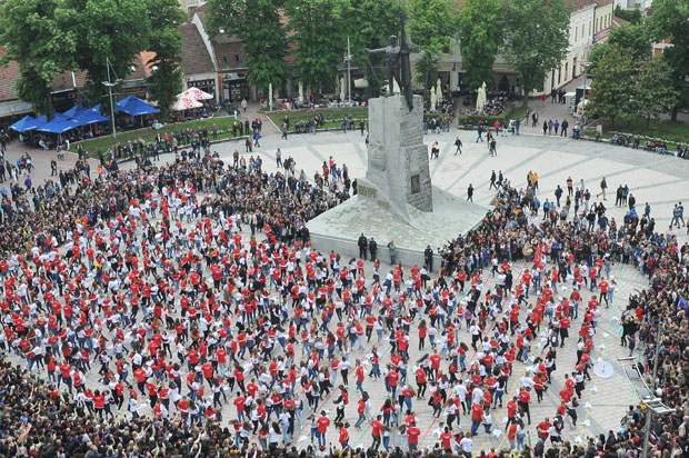 ТРАДИЦИОНАЛНИ ПЛЕС МАТУРАНАТА ОДРЖАН ШИРОМ СРБИЈЕ: Штраус, па ужичко коло (ФОТО)